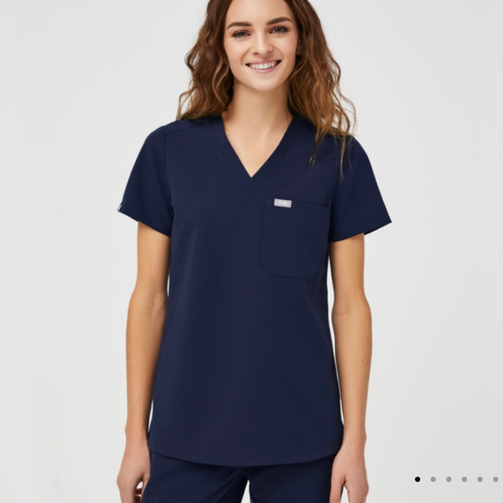 NAVY FIGS ONE POCKET SCRUB TOP SIZE M